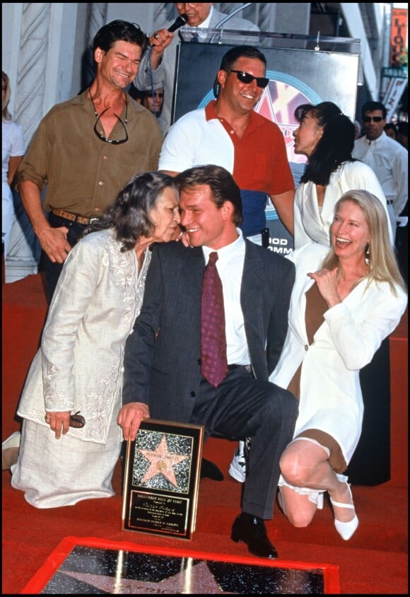 Patrick Swayze aux côtés de sa maman décédée à l'âge de 86 ans, Patsy, pour inaugurer son étoile, à Los Angeles le 20 août 1997.