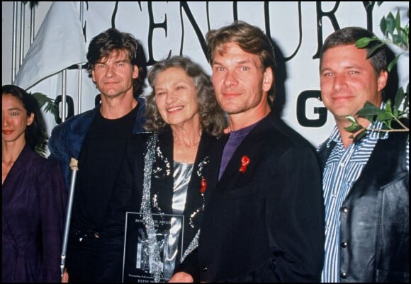 Patrick Swayze entouré de sa mère et de son frère Don à Los Angeles en octobre 1995.