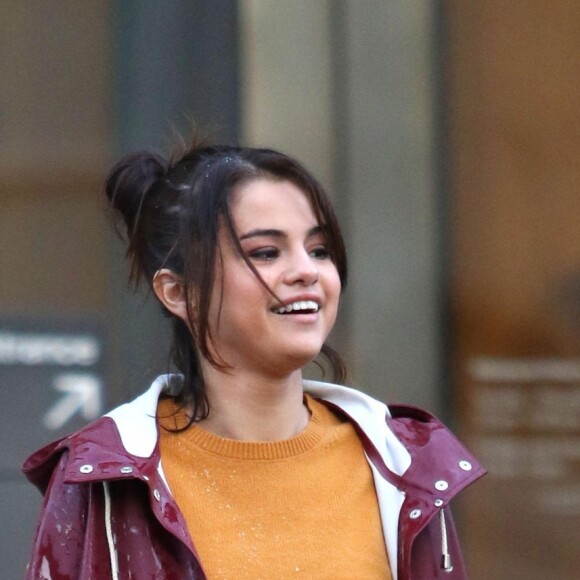 Selena Gomez sous la pluie pendant le tournage du film de W. Allen dans le quartier de Manhattan à New york, le 3 octobre 2017 © CPA/Bestimage