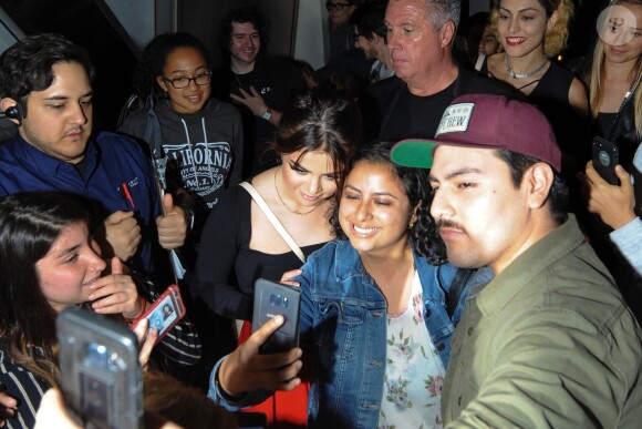 Selena Gomez à la rencontre de ses fans à la sortie du cinéma Archlight à Los Angeles le 19 aout 2017.