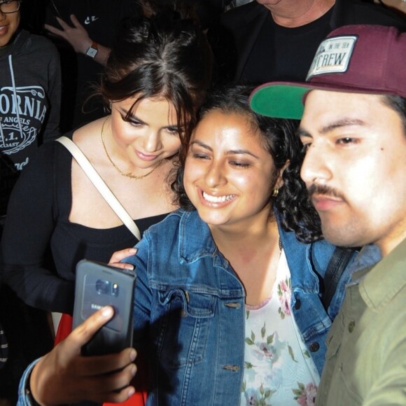 Selena Gomez à la rencontre de ses fans à la sortie du cinéma Archlight à Los Angeles le 19 aout 2017.