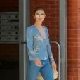 Selena Gomez porte un chemisier très décolleté sans soutien-gorge à la sortie d'un immeuble à New York, le 25 septembre 2017.
