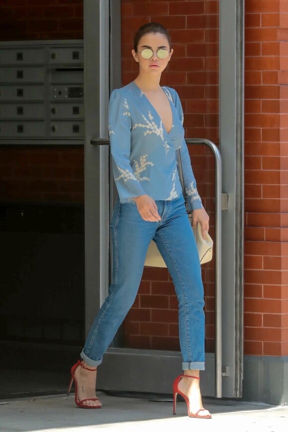 Selena Gomez porte un chemisier très décolleté sans soutien-gorge à la sortie d'un immeuble à New York, le 25 septembre 2017.
