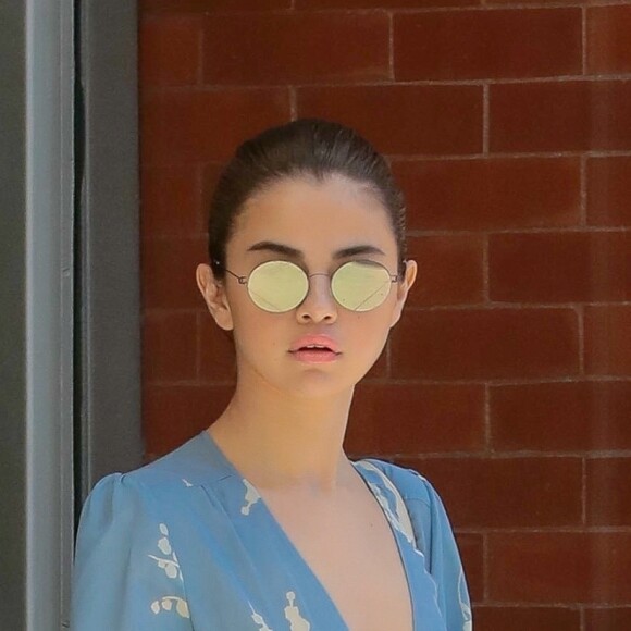 Selena Gomez porte un chemisier très décolleté sans soutien-gorge à la sortie d'un immeuble à New York, le 25 septembre 2017.