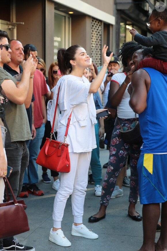 Selena Gomez va à la rencontre des ses fans pendant sa séance de shopping à New York City, New York, Etats-Unis, le 4 septembre 2017.