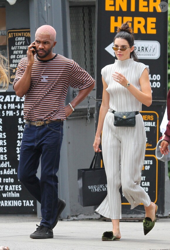 Kendall Jenner se promène avec Frank Ocean et Luka Sabbat à New York le 2 juin 2017.
