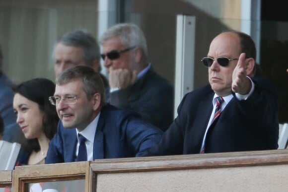 L'avocate Tetiana Bersheda, Dmitri Rybolovlev et le prince Abert II de Monaco le 4 mai 2013 lors du match de Ligue 1 entre l'ASM et le SM Caen au stade Louis II à Monaco.