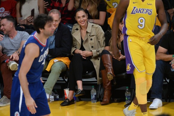 Gal Gadot assiste au match de NBA Los Angeles Lakers - Los Angeles Clippers au Staples Center à Los Angeles, le 19 octobre 2017.