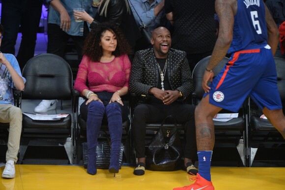 Floyd Mayweather et une amie assistent au match de NBA Los Angeles Lakers - Los Angeles Clippers au Staples Center à Los Angeles, le 19 octobre 2017.