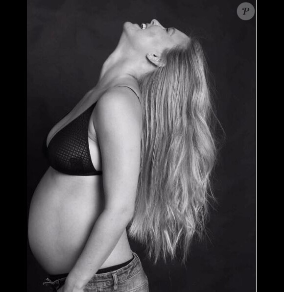 Bar Refaeli pose, enceinte, sur Instagram, le 14 septembre 2017