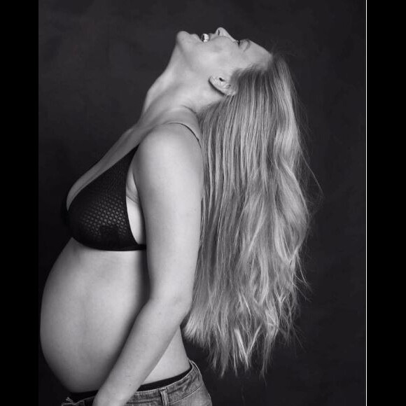 Bar Refaeli pose, enceinte, sur Instagram, le 14 septembre 2017