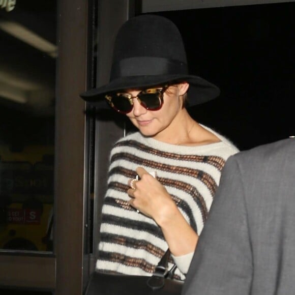 Katie Holmes dans les couloirs de l'aéroport de LAX à Los Angeles, le 19 octobre 2017.