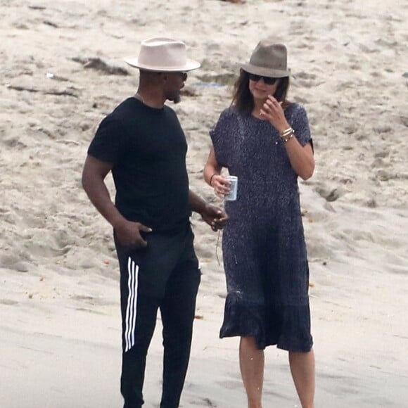 Exclusif -  Jamie Foxx et sa compagne Katie Holmes se promènent très amoureux sur la plage de Malibu le 5 septembre 2017.