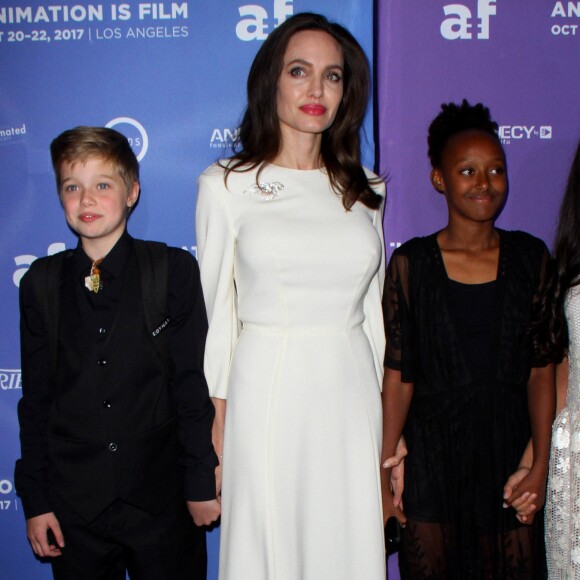 Shiloh Jolie-Pitt, sa mère Angelina Jolie, Zahara Jolie-Pitt, Saara Chaudry lors de la première de "The Breadwinner " au TCL Chinese à Los Angeles le 20 octobre 2017. © AdMedia via ZUMA Wire / Bestimage