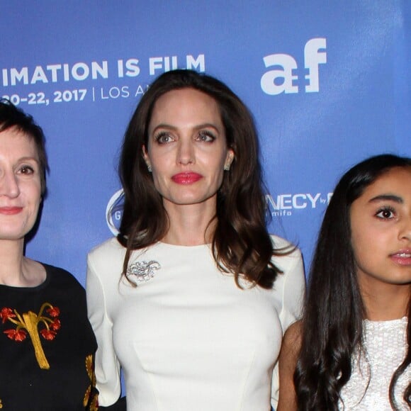 Nora Twomey, Angelina Jolie et Saara Chaudry lors de la première de "The Breadwinner " au TCL Chinese à Los Angeles le 20 octobre 2017. © AdMedia via ZUMA Wire / Bestimage