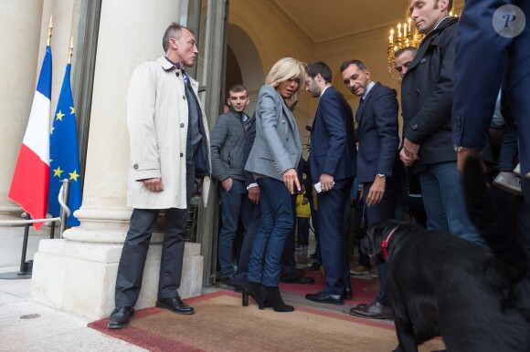 Brigitte Macron (Trogneux) et son chien Némo - Le président de la République française et sa femme la Première Dame et leur chien lors de la journée du patrimoine au palais de l'Elysée à Paris, le 17 septembre 2017. © Jacques Witt/Pool/Bestimage