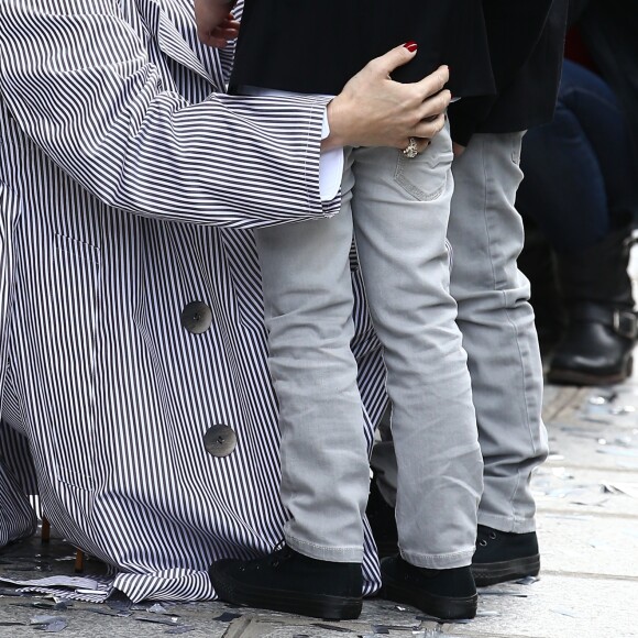 Eddy et Nelson Angelil - Celine Dion quitte l'hôtel Royal Monceau avec ses enfants et prend un jet privé au Bourget le 10 août 2017.