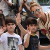 Céline Dion s'est rendue chez l'opticien Meyrowitz avec ses jumeaux Eddy et Nelson pour s'acheter une paire de lunettes de soleil avant de rentrer à l'hôtel Royal Monceau à Paris le 17 juillet 2017.