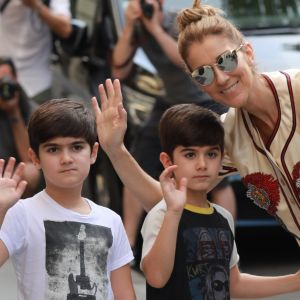 Céline Dion s'est rendue chez l'opticien Meyrowitz avec ses jumeaux Eddy et Nelson pour s'acheter une paire de lunettes de soleil avant de rentrer à l'hôtel Royal Monceau à Paris le 17 juillet 2017.