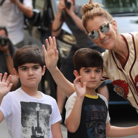 Céline Dion s'est rendue chez l'opticien Meyrowitz avec ses jumeaux Eddy et Nelson pour s'acheter une paire de lunettes de soleil avant de rentrer à l'hôtel Royal Monceau à Paris le 17 juillet 2017.