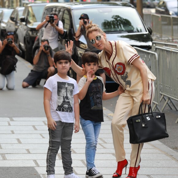 Céline Dion s'est rendue chez l'opticien Meyrowitz avec ses jumeaux Eddy et Nelson pour s'acheter une paire de lunettes de soleil avant de rentrer à l'hôtel Royal Monceau à Paris le 17 juillet 2017.