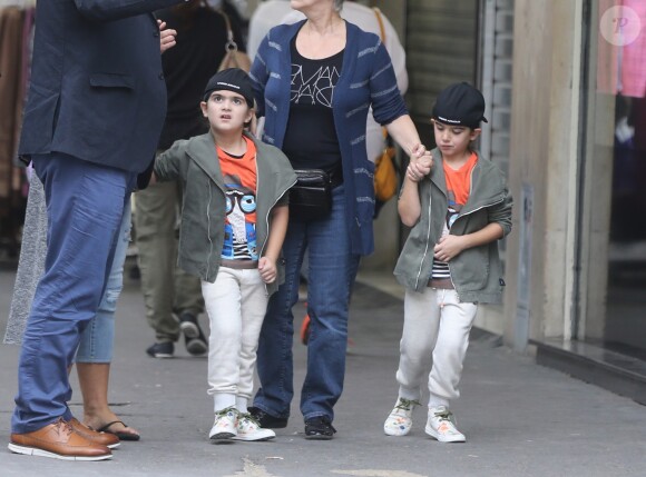 Exclusif - Nelson et Eddy Angélil, les jumeaux de Céline Dion se promènent avec leurs deux nounous, leurs deux gardes du corps et leur chauffeur à Paris le 29 juin 2016.
