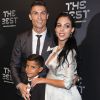 Cristiano Ronaldo (meilleur joueur), son fils Cristiano Jr et sa compagne Georgina Rodriguez enceinte - The Best FIFA Football Awards 2017 au London Palladium à Londres, le 23 octobre 2017. © Pierre Perusseau/Bestimage