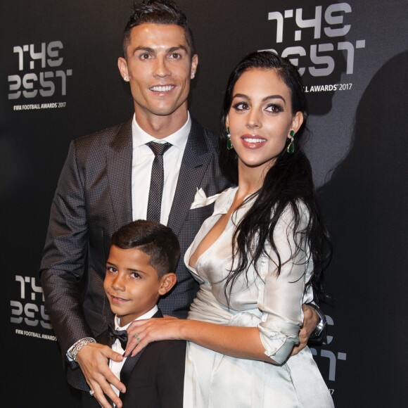 Cristiano Ronaldo (meilleur joueur), son fils Cristiano Jr et sa compagne Geor­gina Rodri­guez enceinte - The Best FIFA Football Awards 2017 au London Palladium à Londres, le 23 octobre 2017. © Pierre Perusseau/Bestimage