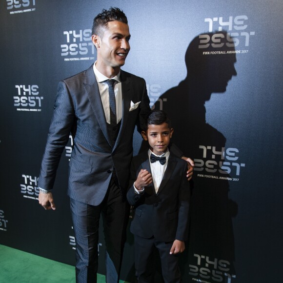 Cristiano Ronaldo (meilleur joueur) et son fils Cristiano Jr - The Best FIFA Football Awards 2017 au London Palladium à Londres, le 23 octobre 2017. © Pierre Perusseau/Bestimage