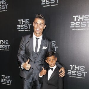 Cristiano Ronaldo (meilleur joueur) et son fils Cristiano Jr - The Best FIFA Football Awards 2017 au London Palladium à Londres, le 23 octobre 2017. © Pierre Perusseau/Bestimage