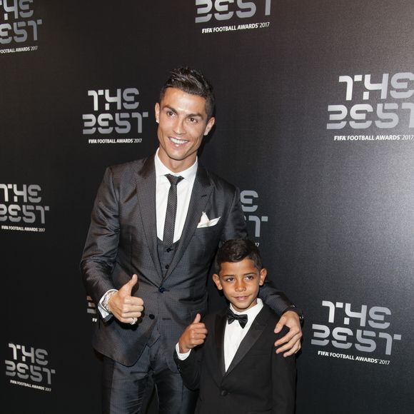 Cristiano Ronaldo (meilleur joueur) et son fils Cristiano Jr - The Best FIFA Football Awards 2017 au London Palladium à Londres, le 23 octobre 2017. © Pierre Perusseau/Bestimage