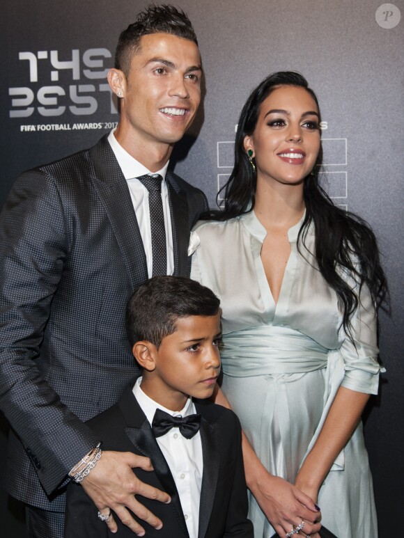 Cristiano Ronaldo (meilleur joueur), son fils Cristiano Jr et sa compagne Geor­gina Rodri­guez enceinte - The Best FIFA Football Awards 2017 au London Palladium à Londres, le 23 octobre 2017. © Pierre Perusseau/Bestimage
