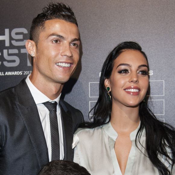 Cristiano Ronaldo (meilleur joueur), son fils Cristiano Jr et sa compagne Geor­gina Rodri­guez enceinte - The Best FIFA Football Awards 2017 au London Palladium à Londres, le 23 octobre 2017. © Pierre Perusseau/Bestimage