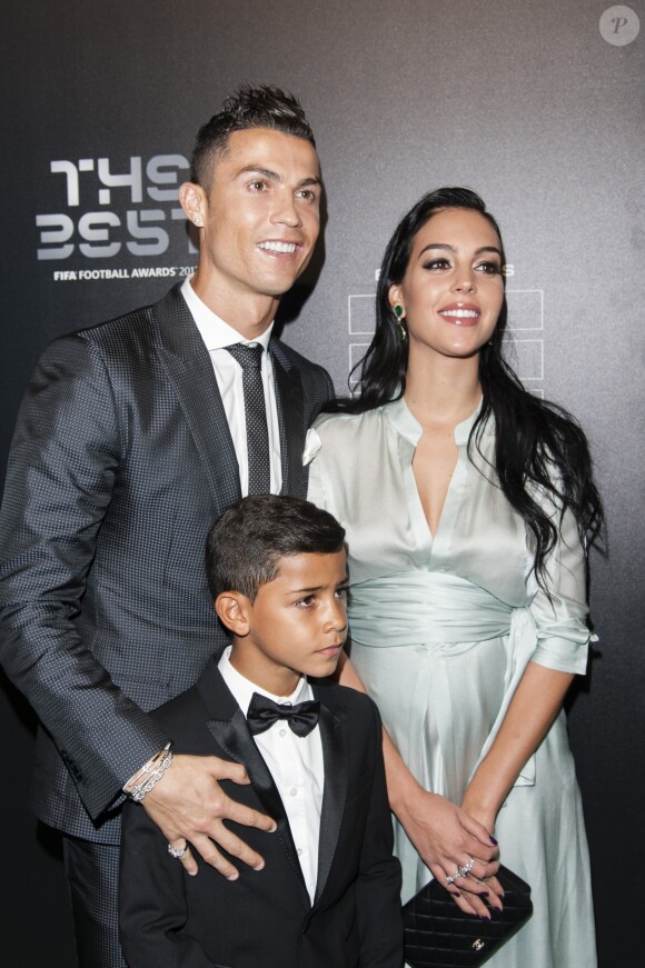 Cristiano Ronaldo (meilleur joueur), son fils Cristiano Jr et sa compagne Geor­gina Rodri­guez enceinte - The Best FIFA Football Awards 2017 au London Palladium à Londres, le 23 octobre 2017. © Pierre Perusseau/Bestimage