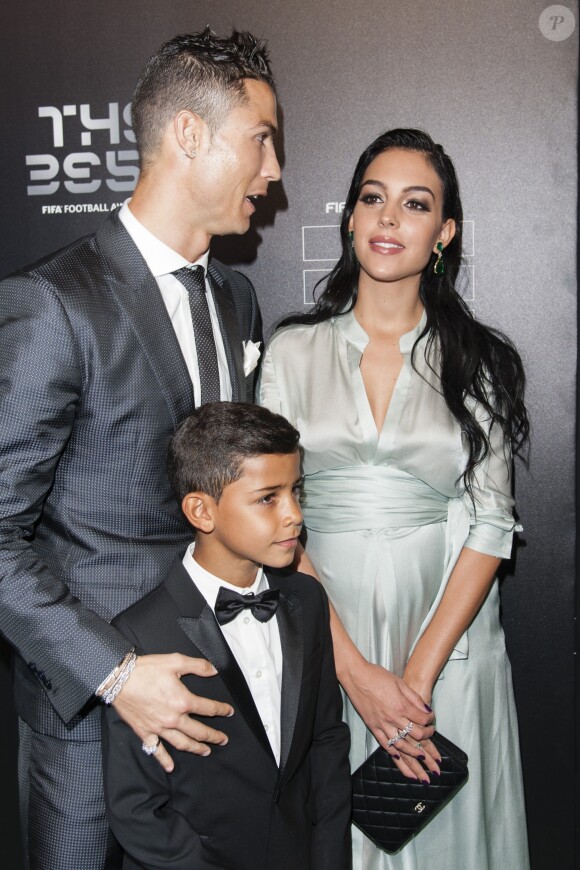 Cristiano Ronaldo (meilleur joueur), son fils Cristiano Jr et sa compagne Geor­gina Rodri­guez enceinte - The Best FIFA Football Awards 2017 au London Palladium à Londres, le 23 octobre 2017. © Pierre Perusseau/Bestimage