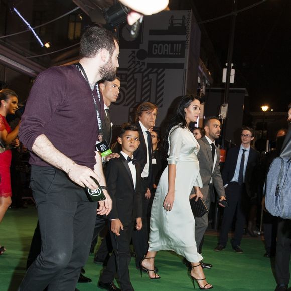 Cristiano Ronaldo (meilleur joueur), son fils Cristiano Jr et sa compagne Geor­gina Rodri­guez enceinte - The Best FIFA Football Awards 2017 au London Palladium à Londres, le 23 octobre 2017. © Pierre Perusseau/Bestimage