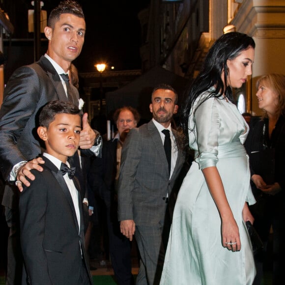 Cristiano Ronaldo (meilleur joueur), son fils Cristiano Jr et sa compagne Geor­gina Rodri­guez enceinte - The Best FIFA Football Awards 2017 au London Palladium à Londres, le 23 octobre 2017. © Pierre Perusseau/Bestimage