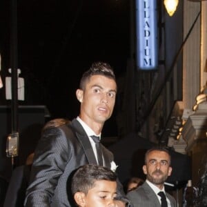 Cristiano Ronaldo (meilleur joueur), son fils Cristiano Jr et sa compagne Geor­gina Rodri­guez enceinte - The Best FIFA Football Awards 2017 au London Palladium à Londres, le 23 octobre 2017. © Pierre Perusseau/Bestimage