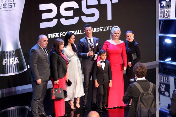 Cristiano Ronaldo avec Georgina Rodriguez, son fils Cristiano Ronaldo Jr, sa maman Maria Dolores et sa soeur Katia Aveiro - The Best FIFA Football Awards 2017 au London Palladium à Londres, le 23 octobre 2017.