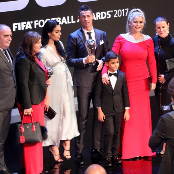 Cristiano Ronaldo avec Georgina Rodriguez, son fils Cristiano Ronaldo Jr, sa maman Maria Dolores et sa soeur Katia Aveiro - The Best FIFA Football Awards 2017 au London Palladium à Londres, le 23 octobre 2017.