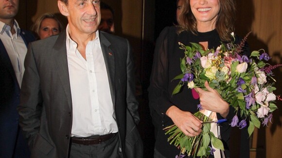 Carla Bruni triomphe sous le regard de Nicolas Sarkozy, debout !
