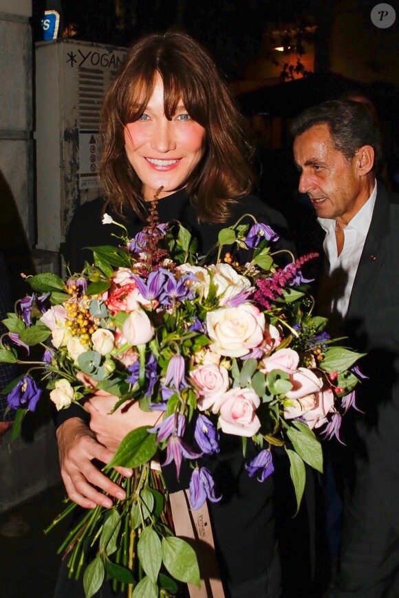 Nicolas Sarkozy et Carla Bruni, après le concert de cette dernière sur la scène du théâtre Pallas à Athènes, le 23 octobre 2017.