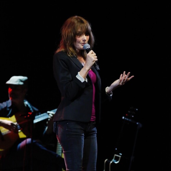 Carla Bruni-Sarkozy sur la scène du théâtre Pallas à Athènes, le 23 octobre 2017.