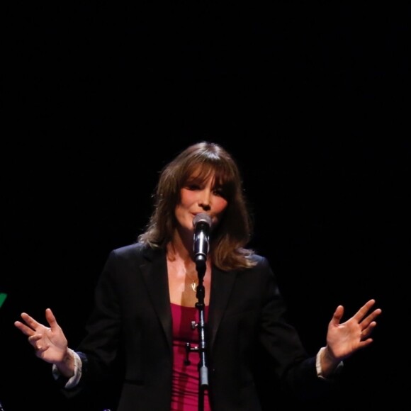 Carla Bruni-Sarkozy sur la scène du théâtre Pallas à Athènes, le 23 octobre 2017.