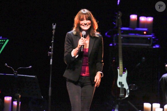 Carla Bruni-Sarkozy sur la scène du théâtre Pallas à Athènes, le 23 octobre 2017.