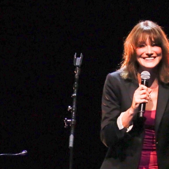 Carla Bruni-Sarkozy sur la scène du théâtre Pallas à Athènes, le 23 octobre 2017.
