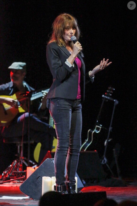 Carla Bruni-Sarkozy sur la scène du théâtre Pallas à Athènes, le 23 octobre 2017.