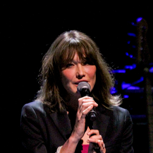 Carla Bruni-Sarkozy sur la scène du théâtre Pallas à Athènes, le 23 octobre 2017.