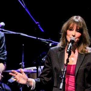 Carla Bruni-Sarkozy sur la scène du théâtre Pallas à Athènes, le 23 octobre 2017.