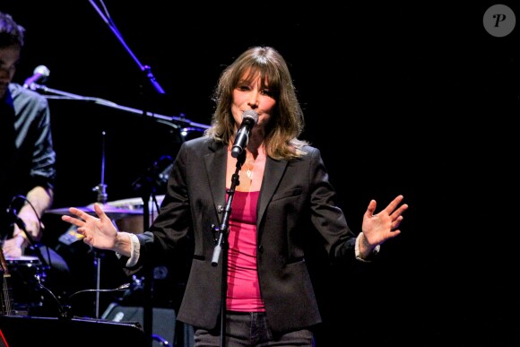 Carla Bruni-Sarkozy sur la scène du théâtre Pallas à Athènes, le 23 octobre 2017.